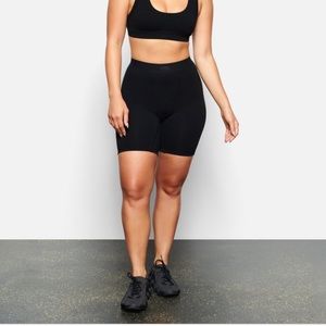 SKIMS OUTDOOR BASICS SEAMED BIKE SHORT in ONYX